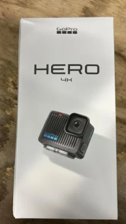 Outlet GoPro Hero 4K Bundle with 64GB microSD and Carrying Case